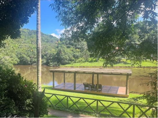 Área de lazer com vista para o lago